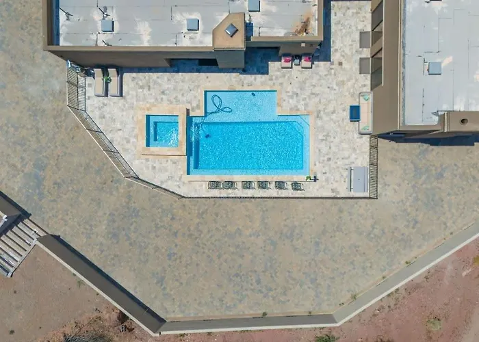 Eagles Lair, Pool & Views! *