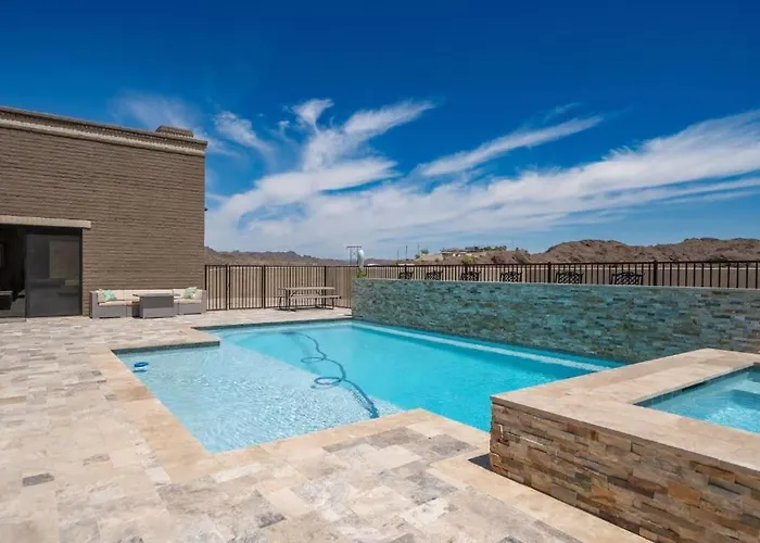 Eagles Lair, Pool & Views! Holiday home