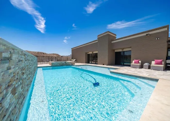 Eagles Lair, Pool & Views! *